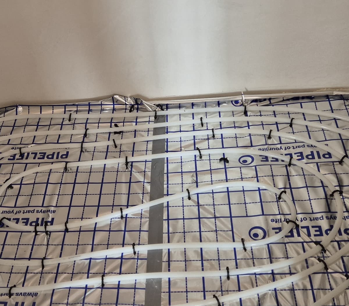 Posadzka anhydrytowa z ogrzewaniem podłogowym - przygotowana powierzchnia