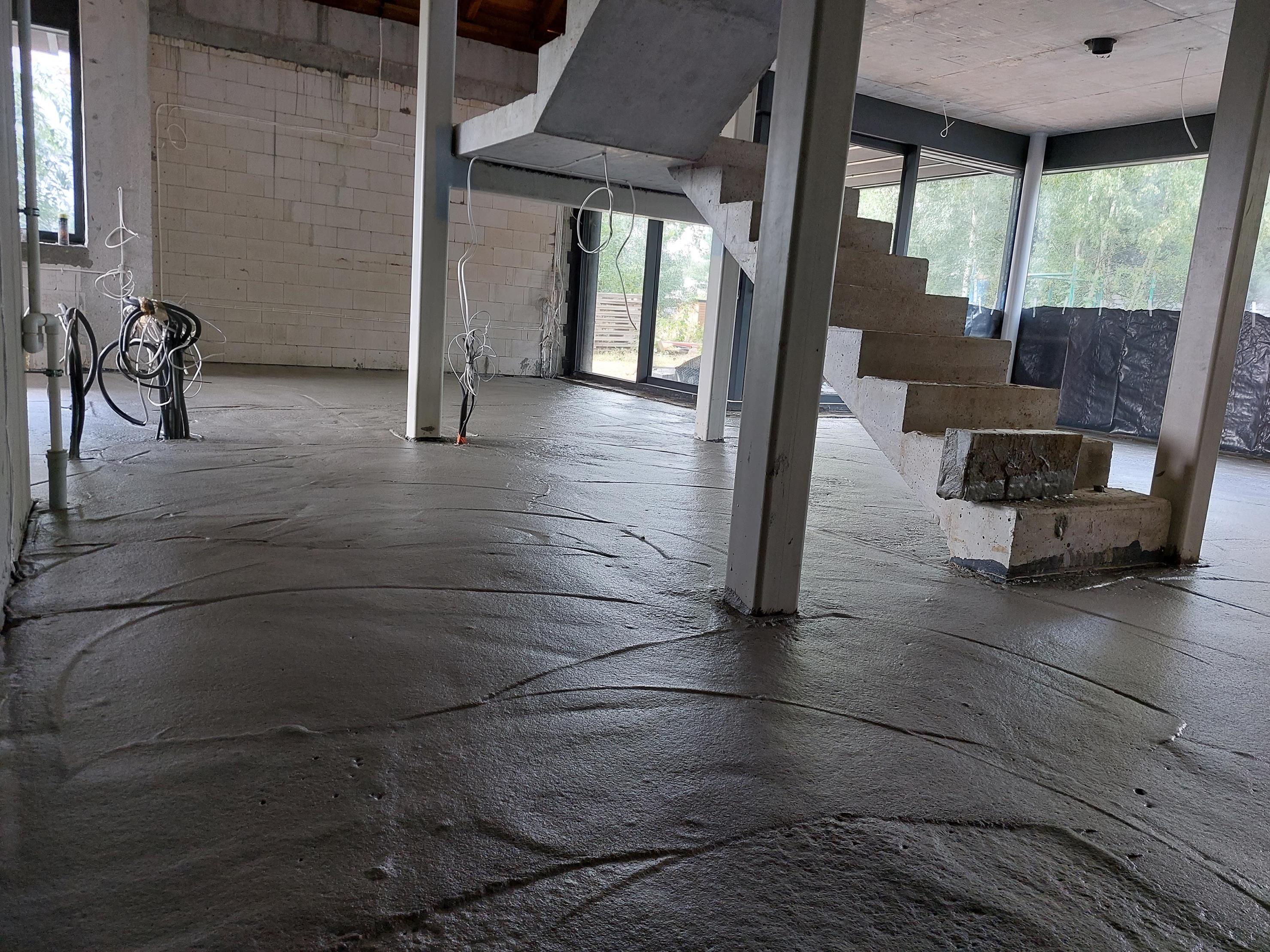 Aplikacja pianobetonu na budowie