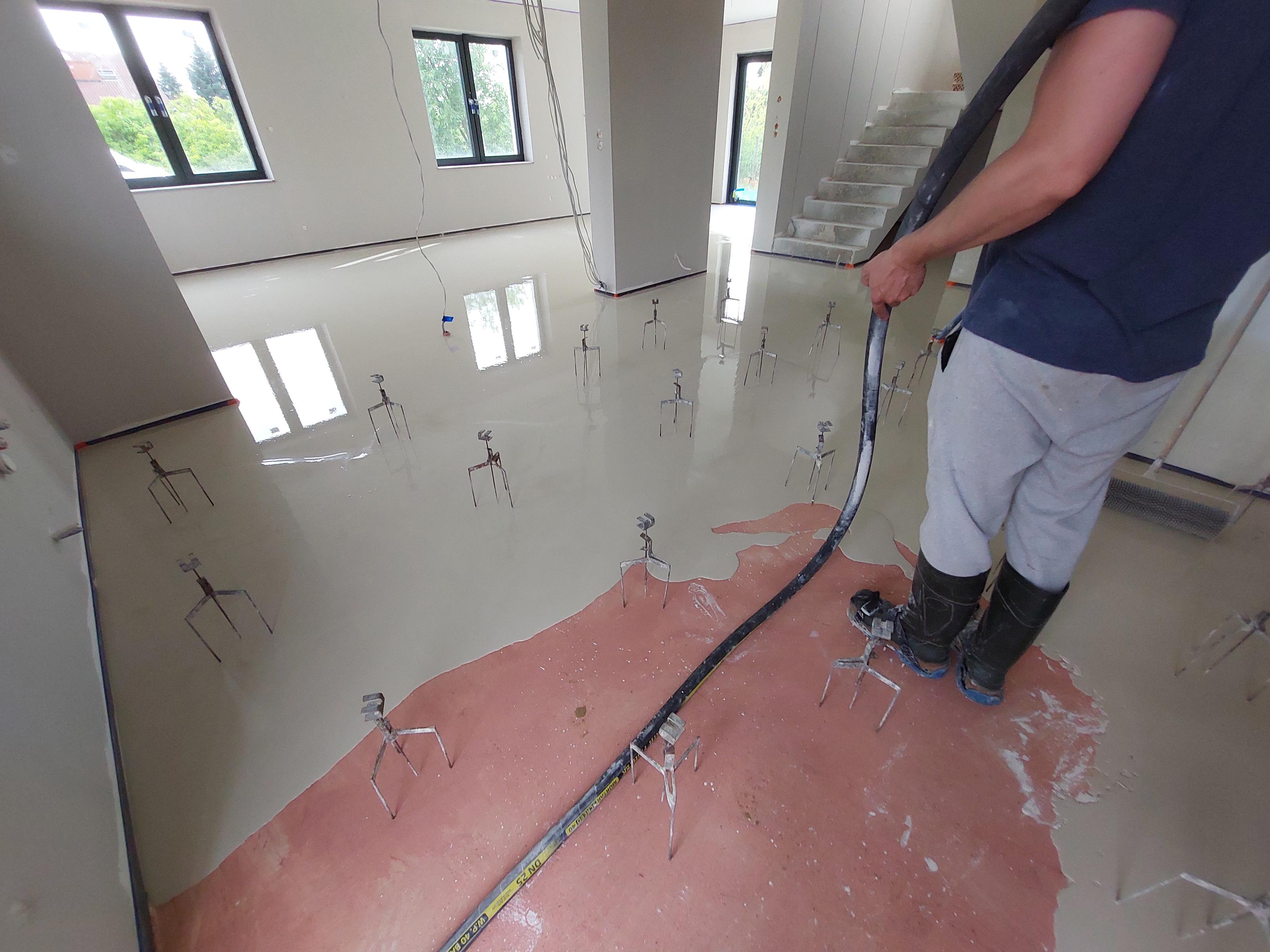 Aplikacja masy samopoziomującej